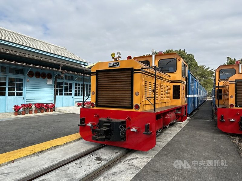 台糖蒜糖五分車延駛路段全線共長4.6公里，以蒜頭糖廠為中心分作「嘉義高鐵線」及「故宮南院線」，是全台第一條串連國家重要交通建設，以及核心文化場域的糖鐵。中央社記者曾智怡攝  113年2月11日