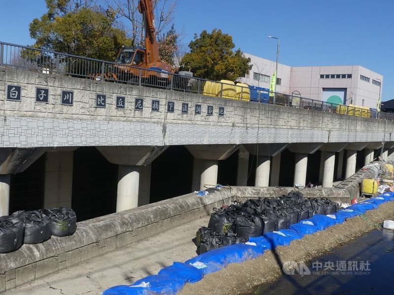 調節池分為4部分，包括河水流入調節池的入口處、主要儲水的調節池隧道、排水處，以及管理處。管理處設有24小時監視攝影機，隨時監控河川水位。一但發現水位上升至一定高度，就可以遠程開啟閘門，讓河水流入調節池。中央社記者戴雅真東京攝 113年2月11日