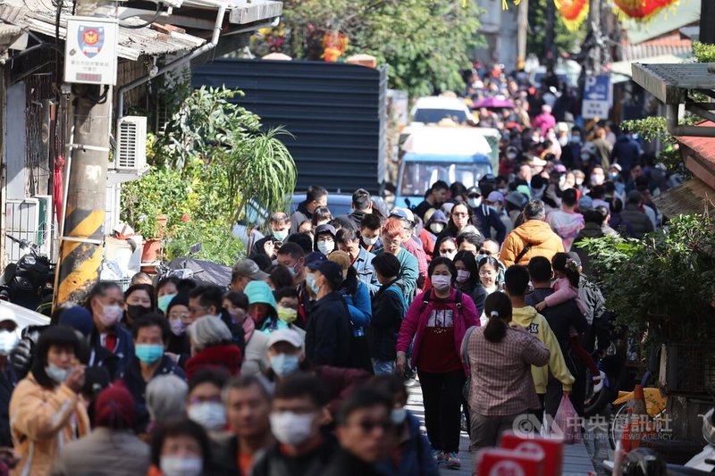 總統蔡英文11日到台北市關渡宮發放新春福袋，吸引許多民眾排隊領取，關渡宮外擠滿人潮。中央社記者王飛華攝 113年2月11日