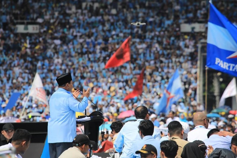 民調遙遙領先的印尼總統候選人、國防部長普拉伯沃（左1）10日在雅加達的GBK國家體育場舉行造勢活動，共有近10萬人參加。（普拉伯沃競選團隊提供）中央社記者李宗憲雅加達傳真 113年2月11日