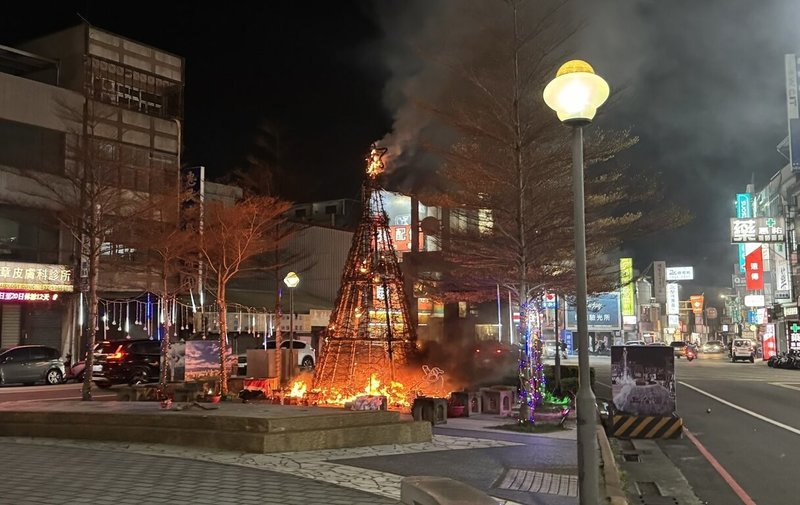 苗栗縣頭份市上公園1座裝飾耶誕樹10日晚間起火燃燒，警方11日表示，經查為婦人帶1對兒女到場施放煙火釀禍，全案將依公共危險罪嫌送辦。（民眾提供）中央社記者管瑞平傳真 113年2月11日