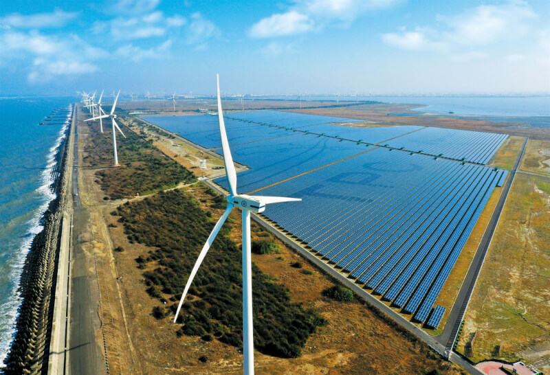圖為「彰濱雙綠能」太陽光電場暨風力發電場。（台電提供）