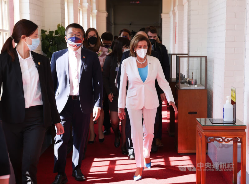 美國聯邦眾議院議長裴洛西（前右）2022年8月3日上午前往拜訪立法院，由立法院副院長蔡其昌（前右2）接見。（中央社檔案照片）