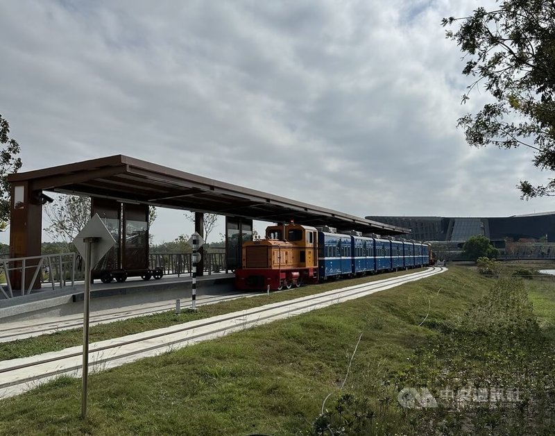從嘉義高鐵站搭台糖五分車到故宮南院,全長4.4公里,車輛時速約10公里,全程行駛時間約40分鐘,故宮南院(圖後方建築)站下車後走到主展館只要5分鐘。中央社記者曾智怡攝 113年2月11日