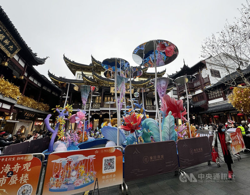 上海豫園燈會在1月21日正式點燈，為期40天，以「山海經」故事為主題，吸引大量人潮。中央社記者吳柏緯上海攝 113年2月11日