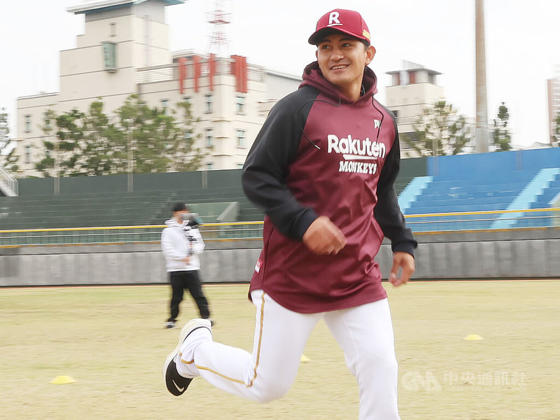 中華職棒112年選秀狀元林子偉（圖）透過交易加盟樂天桃猿隊，不過由於下半季才加入又受傷勢影響，並沒有打出狀元身手，如今即將迎來中職首個完整球季，他相當期待，希望整季都能健康出賽。圖為林子偉113年1月24日於球隊春訓開訓時畫面。中央社記者張新偉攝  113年2月12日