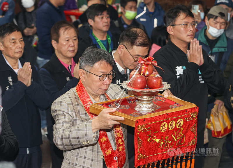 台灣民眾黨主席柯文哲（前左）12日上午與黨籍立委黃國昌（2排右）一同前往新北市板橋慈惠宮參香，為新年祈求好運。中央社記者鄭清元攝  113年2月12日