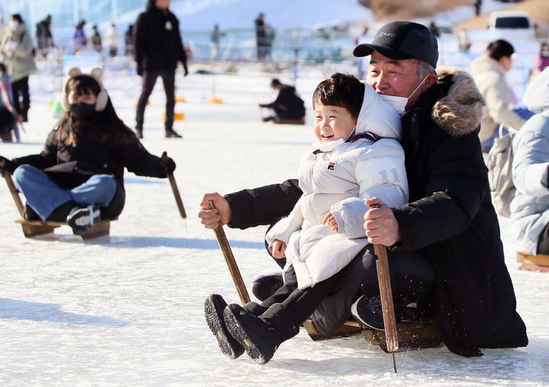 除冰釣與空手抓魚體驗，韓國平昌鱒魚祭會場內還有雪橇、雪上越野車、卡丁車、氣墊船、溜冰等活動。（平昌鱒魚祭典委員會提供）中央社記者廖禹揚平昌傳真 113年2月12日