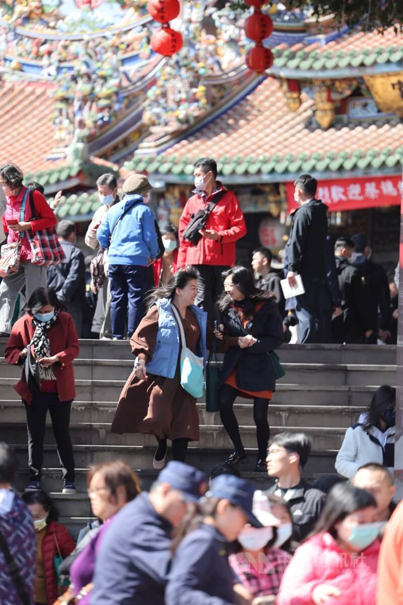 圖為大年初二，民眾前往台北市關渡宮參香。（中央社檔案照片）