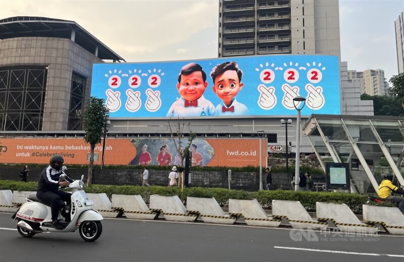 印尼14日舉行大選，2億500萬選民中，40歲以下占52%，是歷屆選舉之最。許多候選人發布貼近年輕人的競選短片，圖為雅加達街頭的總統候選人普拉伯沃和其副手吉伯朗的卡通版競選廣告。中央社記者李宗憲雅加達攝 113年2月12日