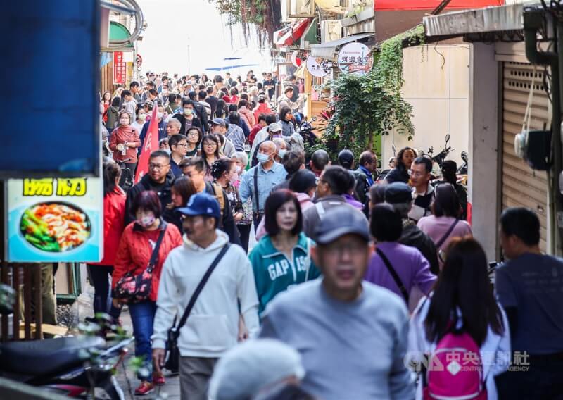 大年初三好天氣，新北市淡水區中午陽光普照，溫度舒適，淡水老街巷弄間人流不斷，到處都是走春人潮。中央社記者裴禛攝 113年2月12日