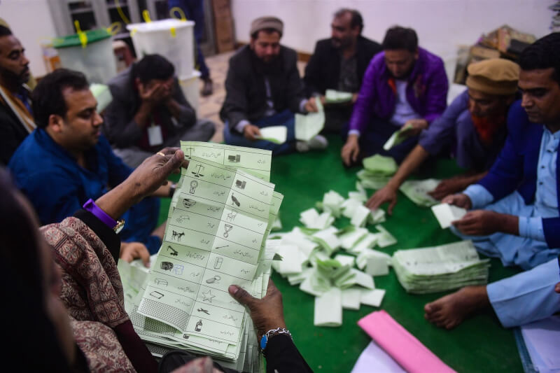 8日巴基斯坦國會大選，投票站工作人員正在清點選票。（法新社）
