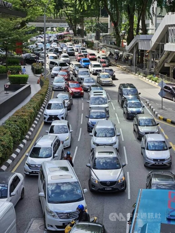 馬來西亞首都吉隆坡如遇交通巔峰時段，塞車程度也不遑多讓，連大馬在地人都害怕。中央社記者黃自強吉隆坡攝  113年2月12日