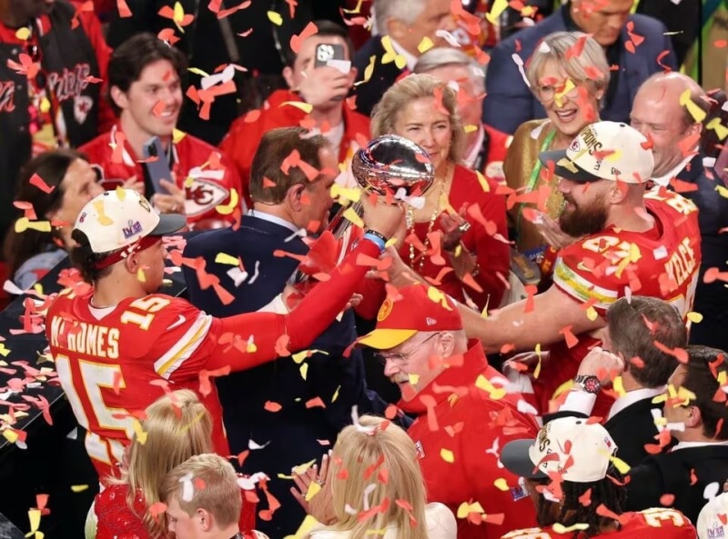 職業美式足球聯盟NFL年度冠軍賽，酋長隊險勝49人隊摘下冠軍。（路透社）