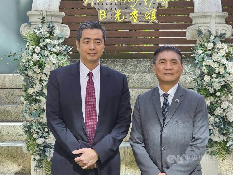 御頂前董事長李日東(右)找上曾在中華開發、久陽擔任要職的孫正強(左)入主擔任董事長,自己退居副董事長,共同推動御頂集團步上轉型之路。中央社記者江明晏攝 113年2月13日