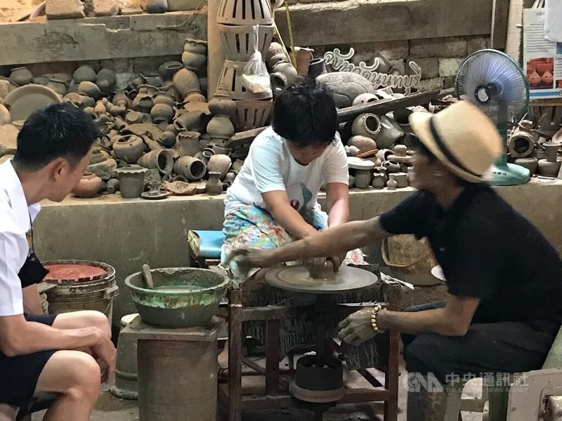 泰國曼谷近郊的暖武里府以陶土工藝知名，製陶中心之一的陶瓷島上許多陶土工坊仍然製作傳統的陶土作品，遊客可以報名工作坊體驗製陶。中央社記者呂欣憓暖武里府攝 113年2月13日
