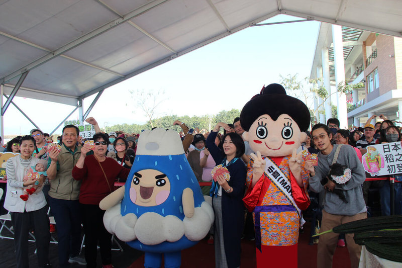 屏東縣「熱帶農業博覽會」今年規劃泰迪熊彩稻田，3日開園迄今，吸引逾105萬人次到訪，縣長周春米（前排右3）13日到農業物產館發放限量紅包，為民眾送上幸福與祝福。（屏東縣農業處提供）中央社記者張已亷 傳真113年2月13日