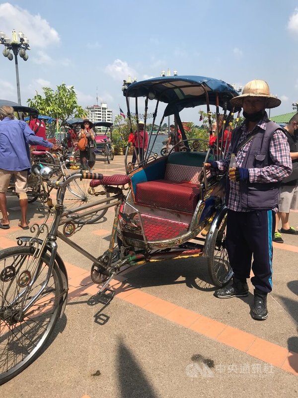 泰國曼谷近郊的暖武里府以陶土工藝知名，暖武里府市中心仍有古老的人力拉車傳統，是當地人交通工具之一，很受觀光客歡迎。中央社記者呂欣憓暖武里府攝 113年2月13日