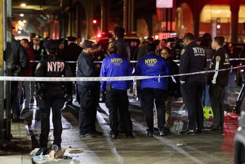美國布朗克斯區一處地鐵站12日發生槍擊事件，造成1死5傷。（路透社）