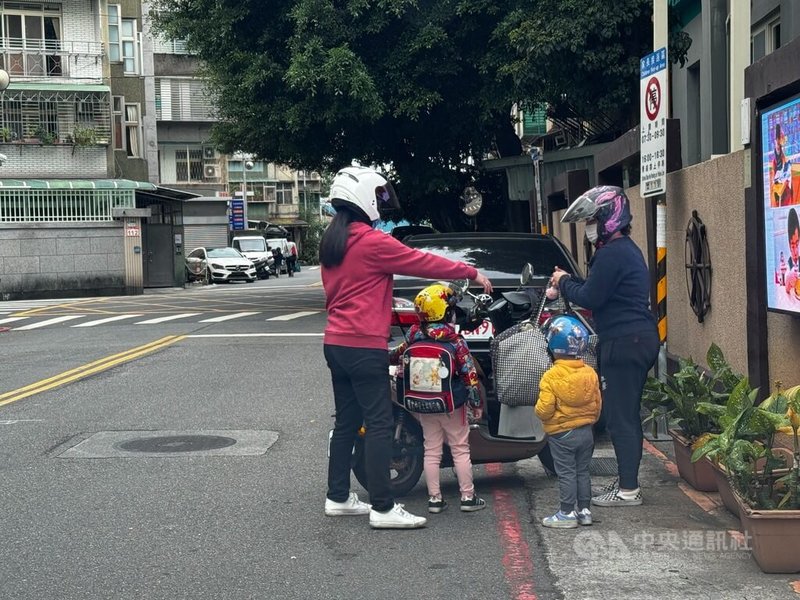 前立委游毓蘭表示，騎機車載孩童是台灣大多數父母的日常，但很多學校周邊根本沒有人行道，當務之急是建立安全友善通學環境，鼓勵學童步行上下學。中央社記者王承中攝  113年2月14日