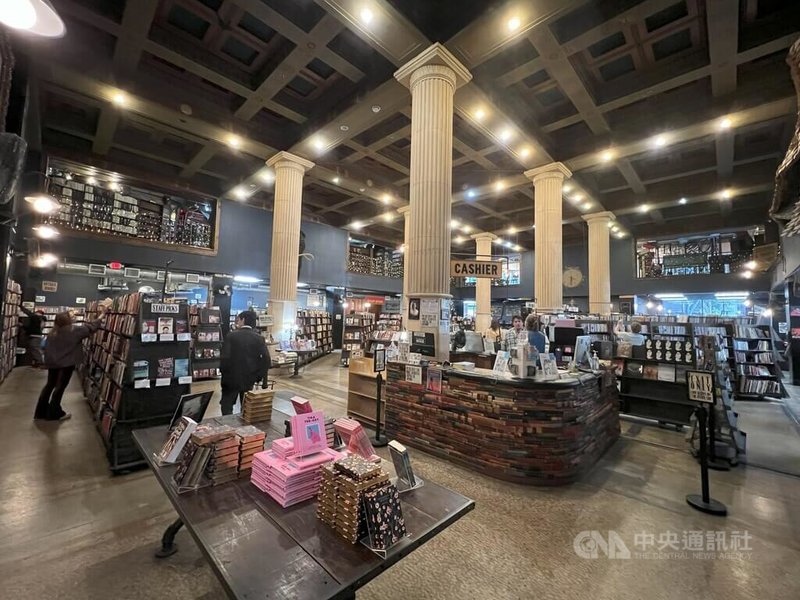 洛杉磯市中心「最後的書店」（The Last Bookstore）位在一間百年歷史的大樓裡，這棟建築的前身曾經是銀行。中央社記者林宏翰洛杉磯攝 113年2月14日