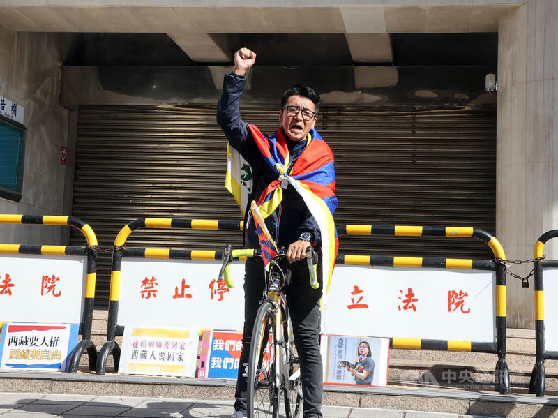 3月10日是西藏抗暴日，西藏台灣人權連線祕書長札西慈仁發起「為西藏自由而騎」活動，14日上午在立法院外舉行記者會。圖為札西慈仁振臂高喊「西藏要自由、西藏要人權」口號。中央社記者郭日曉攝  113年2月14日