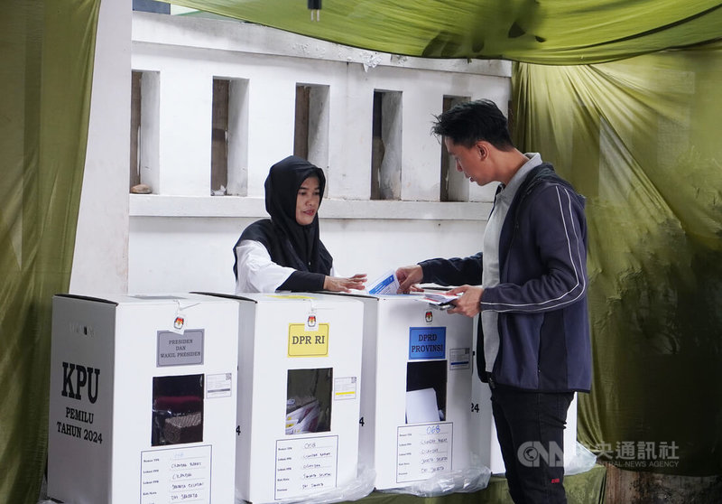 印尼14日舉行大選，合格選民逾2億人，是全球最大規模單日選舉活動之一。圖為印尼華裔選民（右）在雅加達南區投票。中央社記者李宗憲雅加達攝 113年2月14日