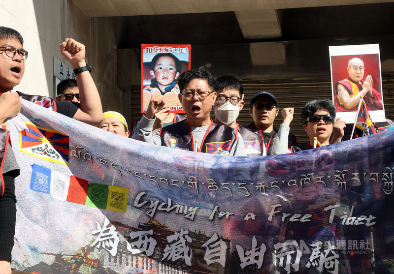 2024年3月10日是西藏抗暴日65週年，西藏台灣人權連線14日舉行「為西藏自由而騎」活動，希望喚起大眾理解西藏的苦難，為被中國壓迫的人們發聲。中央社記者郭日曉攝  113年2月14日