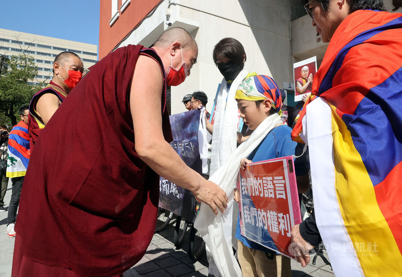 2024年3月10日是西藏抗暴日65週年，西藏台灣人權連線14日在立法院外舉行「為西藏自由而騎」活動，希望更多台灣人民理解西藏遭受中國迫害的苦難。圖為車隊出發前格西獻哈達祝福。中央社記者郭日曉攝  113年2月14日