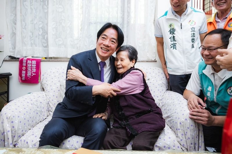 民進黨總統當選人賴清德（左）14日專程拜訪住在屏東的超級賴粉、92歲的黃阿嬤。（賴清德辦公室提供）中央社記者葉素萍傳真  113年2月14日