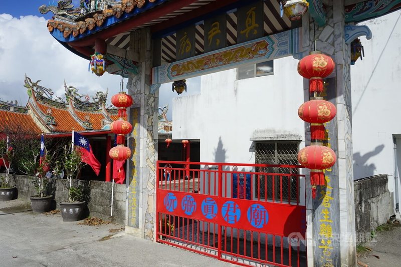 大陳島民遷台後,將宗教信仰也帶來,大陳漁民奉祀阮弼真君,1970年村民有感於歸鄉無望,於是在大陳一村興建「真君廟」,是全台灣唯一主祀阮弼真君的廟宇。中央社記者張祈攝 113年2月14日