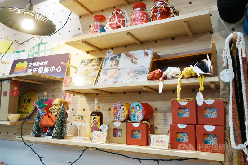大陳四代趙孝嚴創立品牌「集大陳」,改良大陳特色美食,如薑茶、辣椒醬及大陳老酒等。中央社記者張祈攝 113年2月14日