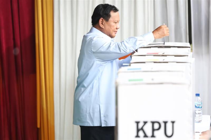 印尼總統大選14日登場，非官方計票顯示候選人普拉伯沃遙遙領先，得票率近6成。圖為普拉伯沃上午投票。（普拉伯沃競選團隊提供）中央社記者李宗憲雅加達傳真 113年2月14日