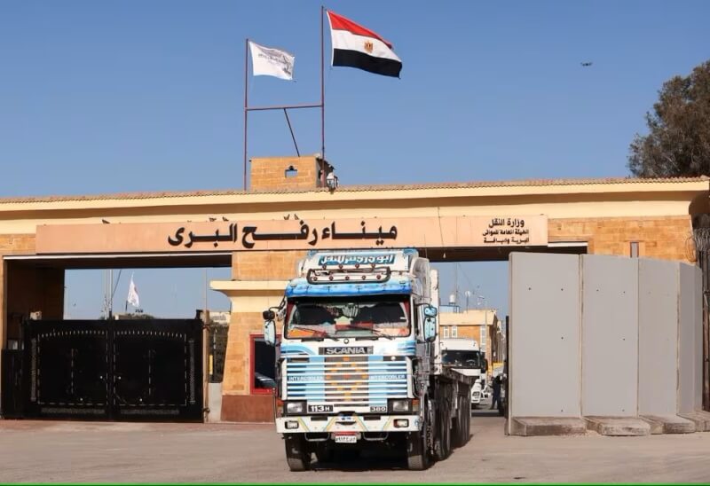 2月1日一輛卡車通過位於埃及和加薩走廊邊界的拉法關卡。（路透社）