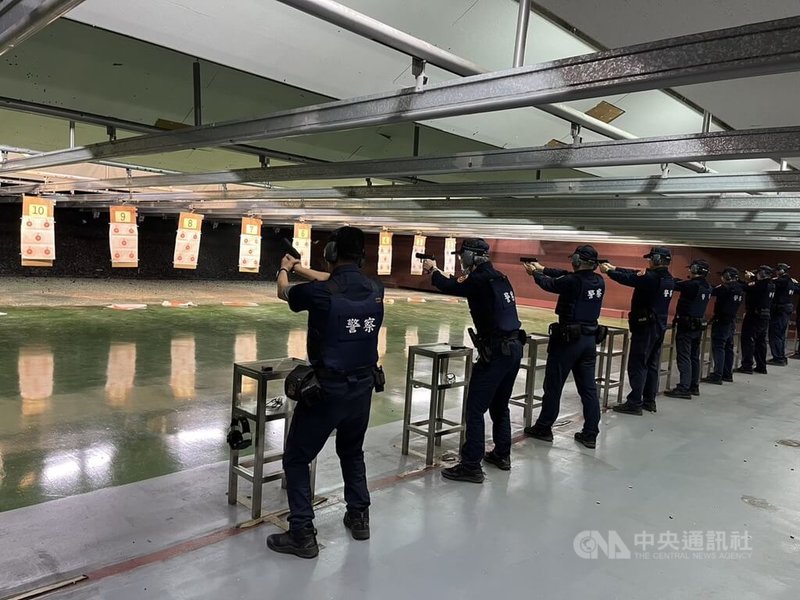 台中市有女警助教將員警在靶場訓練畫面、場所影片上傳到中國影音社群軟體「抖音」惹議，台中第五警分局15日表示，相關影片目前已下架，將研議行政處分。圖為警方在靶場訓練畫面。（翻攝照片）中央社記者蘇木春傳真  113年2月15日