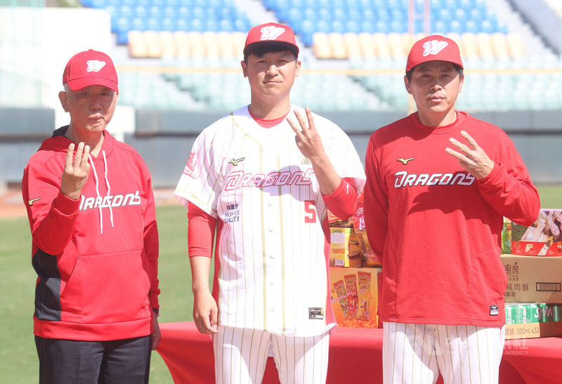 生涯擁百中繼、百救援實績的投手陳禹勳(中)今年轉戰中職味全龍隊,15日在球隊開訓典禮穿上5號球衣亮相,與龍隊創辦人魏應充(左)、總教練葉君璋(右)合影。中央社記者張新偉攝 113年2月15日