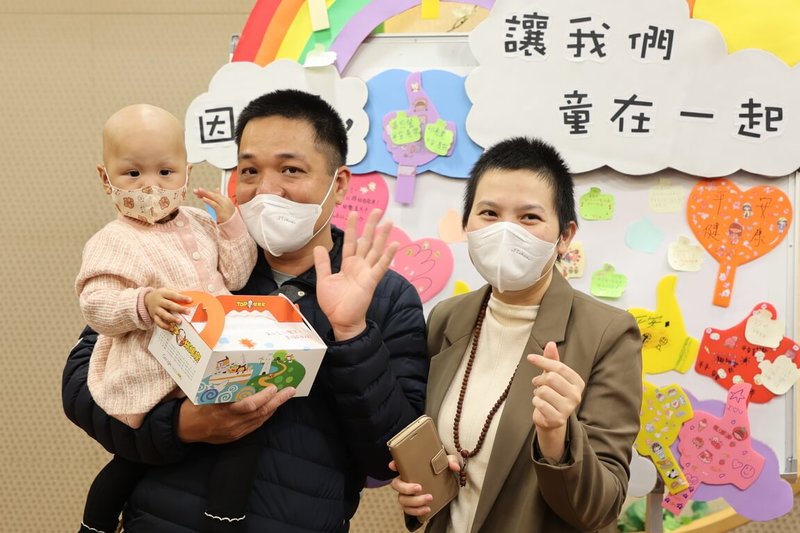 來自越南的1歲女童安蘇（An Thu）（左）在4個月大時被診斷出罹患白血病，跨海來台治療後，幸運在慈濟骨髓幹細胞中心配對成功，2月順利出院，恢復狀況良好，一家人15日現身說法，鼓勵更多病友積極治療。（慈濟醫院提供）中央社記者張祈傳真  113年2月15日