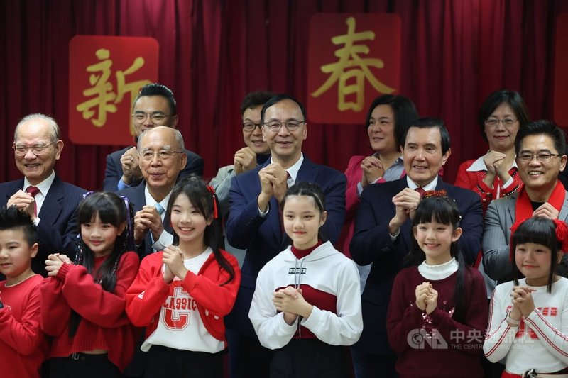 國民黨113年春節團拜15日上午在中央黨部舉行,主席朱立倫(2排中)、前總統馬英九(2排右2)、前主席吳伯雄(2排左2)等人出席,一同拱手拜年。中央社記者王飛華攝 113年2月15日