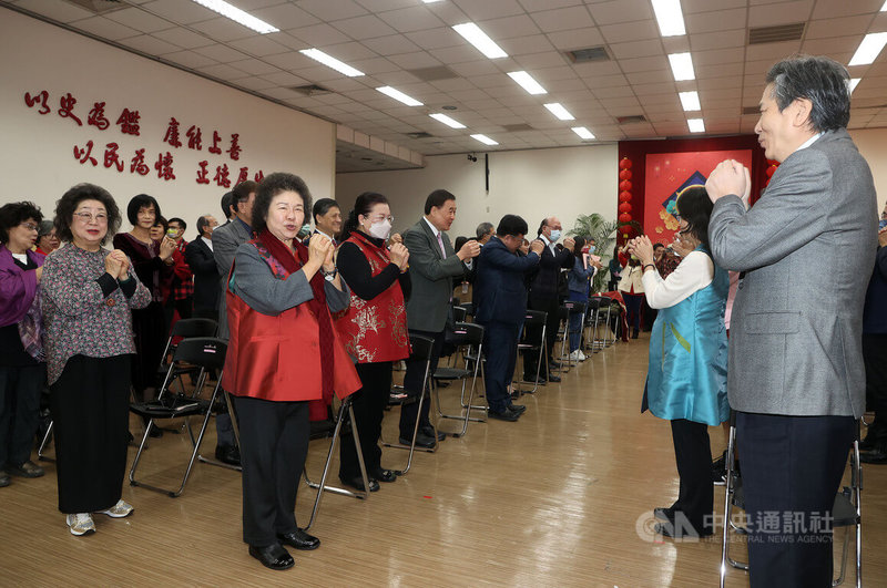 監察院15日舉行新春團拜,監察院長陳菊(前左2)、副院長李鴻鈞(前右)、監察委員范巽綠(前左)等向在場的監察院工作人員互道恭喜、新年快樂。中央社記者郭日曉攝 113年2月15日