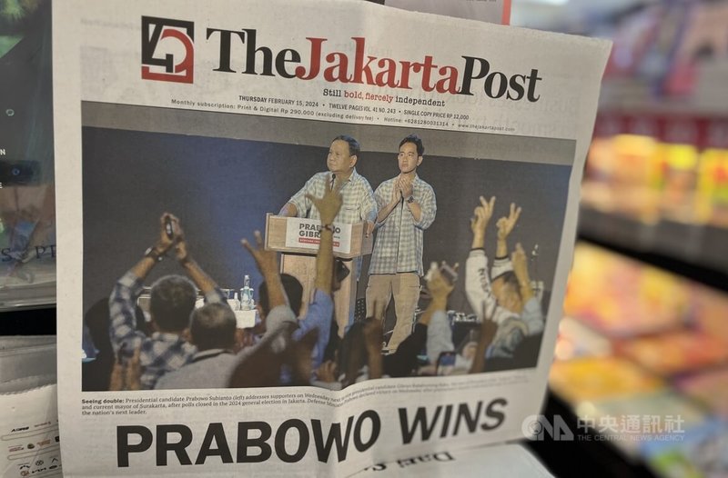 「雅加達郵報」（Jakarta Post）15日以「普拉伯沃勝利」為標題，報導普拉伯沃與吉伯朗在快速計票結果中，獲得近60%的得票率，大幅領先其他候選人，幾乎確定在首輪投票中獲勝，直接當選下任正副總統。中央社記者李宗憲雅加達攝  113年2月15日