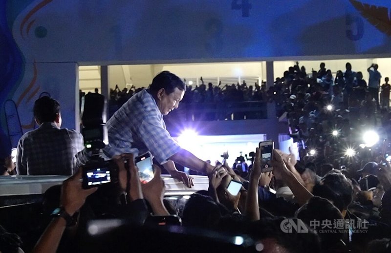 印尼總統候選人普拉伯沃（左2）14日晚間前往慶祝晚會時，受到民眾熱烈歡迎。普拉伯沃與支持者握手表示感謝。中央社記者李宗憲雅加達攝 113年2月15日