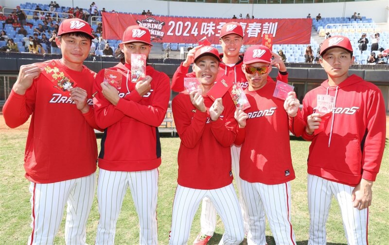 中職味全龍隊15日在斗六棒球場進行開訓典禮,活動同步開放球迷入場參與,其中特別安排龍年出生的「龍寶寶」劉基鴻(左起)、徐若熙、張政禹、張景淯、郭天信、曾傳昇與現場球迷拍照合影。中央社記者張新偉攝 113年2月15日