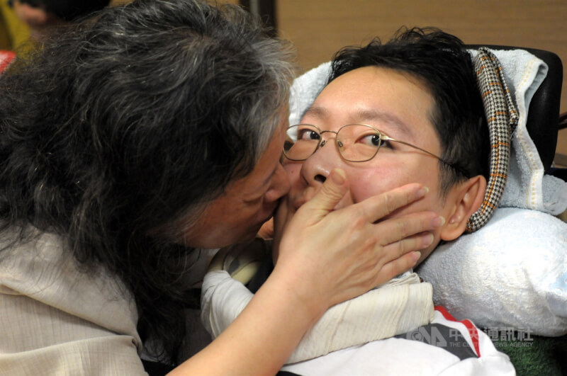 2012年陳俊翰（右）申請到哈佛大學法學院的碩士班入學資格，母親謝季珍（左）親吻兒子，陳俊翰害羞地將目光撇向一旁。（中央社檔案照片）