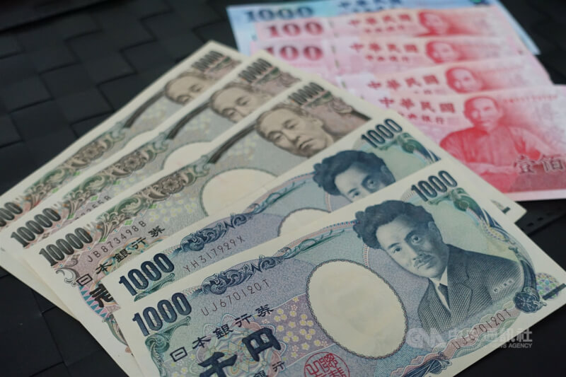 日圆与新台币纸钞。（中央社档案照片）