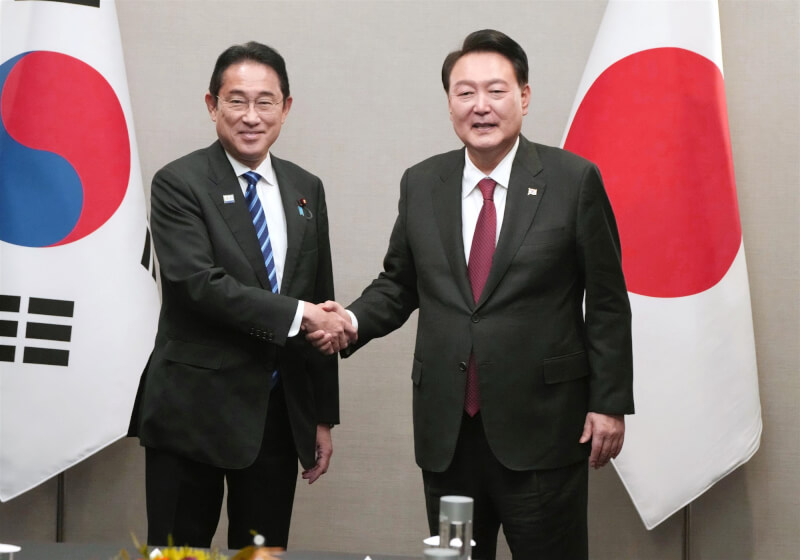 去年日本首相岸田文雄（左）和南韓總統尹錫悅（右）在APEC峰會進行會面。（共同社）