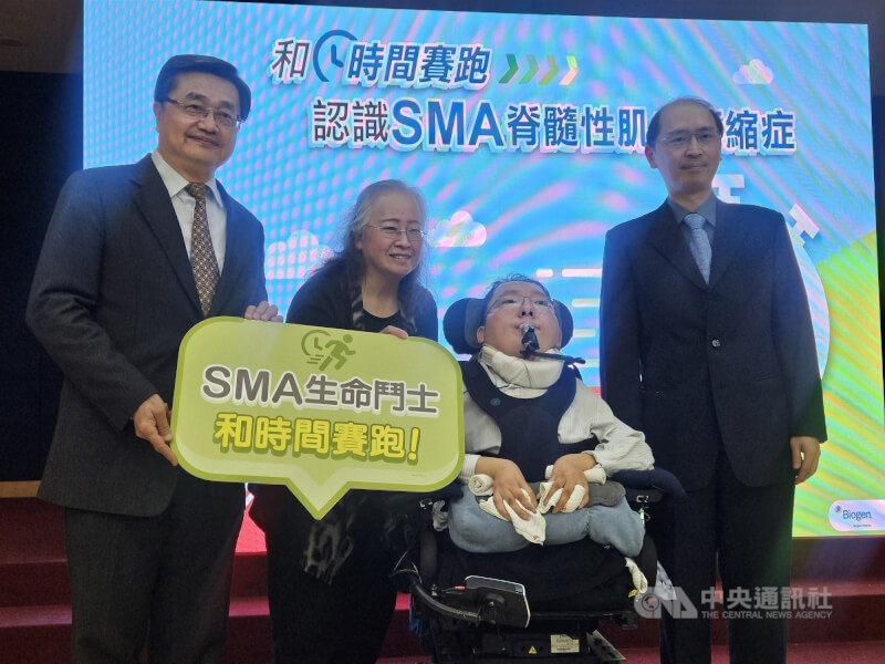 身障律師陳俊翰（右2）1月出席記者會，呼籲政府正視罕病個案，讓病友享有平等的醫療權益。（中央社檔案照片）
