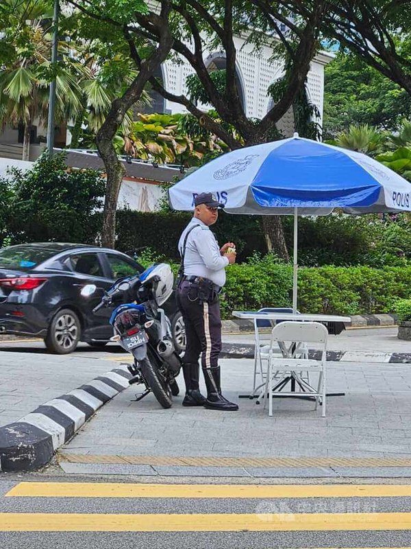 馬來西亞吉隆坡警方決定重啟健康計畫，要求超重的警察必須減重，不僅可維持值勤效率，也能讓警察人員注意健康問題。圖為吉隆坡路邊值勤的警察。中央社記者黃自強吉隆坡攝  113年2月15日