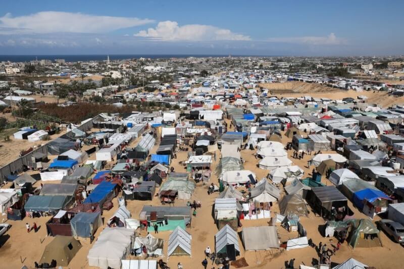 圖為流離失所巴勒斯坦人逃到拉法、搭起帳篷避難。（路透社）