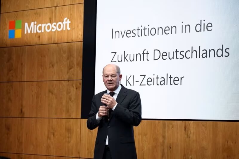 德國總理蕭茲15日參觀微軟位於柏林的辦事處。（路透社）