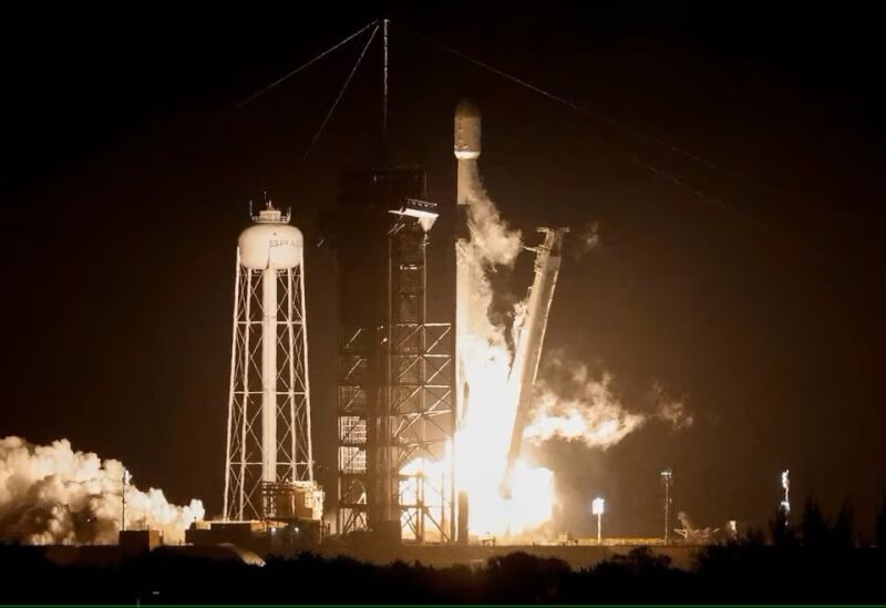 美國民間公司「直覺機器」打造的月球登陸器奧德修斯號由太空探索科技公司的獵鷹9號火箭載運，5日凌晨發射升空。（路透社）